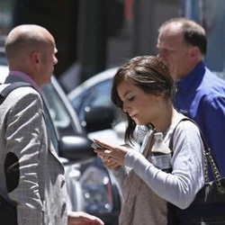 Anda Suka Berjalan Sambil Main Ponsel? Ini Dampaknya