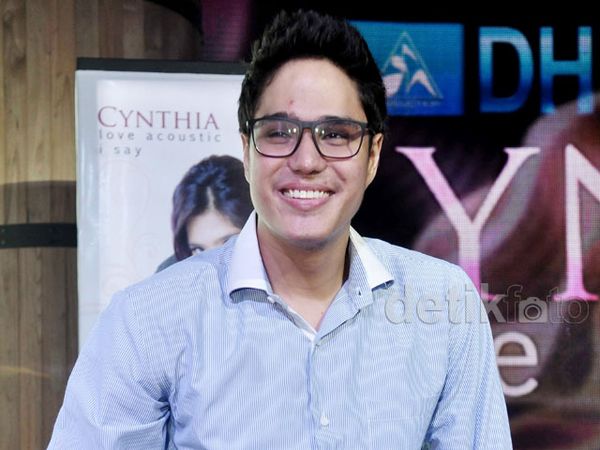 Mischa Chandrawinata Santai Berkemeja