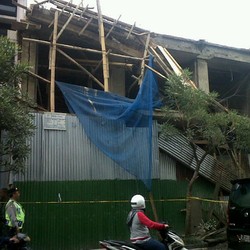 Satu Pekerja Tewas, Polisi Selidiki Penyebab Atap Runtuh di Braga