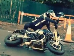 Naik Moge, Mila Jovovich Sering Terjatuh