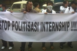  Tolak Kewajiban Magang, Puluhan Dokter Muda Demo di Kantor KKI