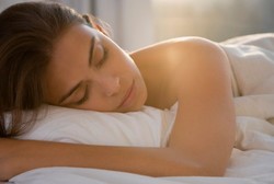 Ini Dia Manfaat Sehat Tidur dengan Tubuh Telanjang