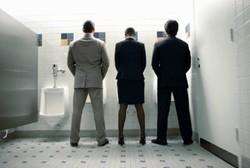 2 Jamban Bersebelahan dan Desain Toilet Nggak Banget Lainnya