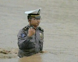 Polisi Ini Terjang Banjir Seperut, Kaget Foto Heroik-nya Beredar Luas
