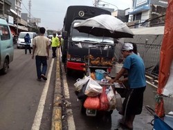  Posko Banjir di Jatinegara Mirip Pasar Tumpah, Lalu Lintas Macet