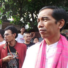 Jokowi Telepon Dinas PU di Depan Warga, Pastikan Manggarai Dibuka