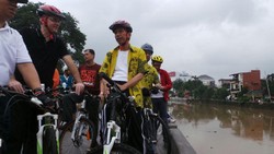 Ditemani Jurnalis Prancis, Jokowi Gowes ke Kwitang Cek Kali dan Tanam Pohon