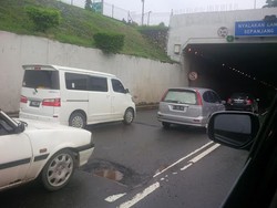 Lubang Menganga di Jalan Tol JORR Ini Membahayakan