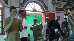 Jokowi Jumatan di Masjid di Tengah Perkampungan Padat Jl Tambak