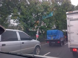 Waduh, Tanda Penunjuk Arah di Perempatan Tambun Kalimalang Nyaris Roboh