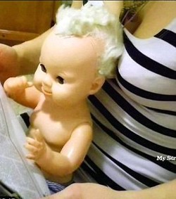 Kisah Wanita 48 Tahun yang Lebih Sayang Boneka Daripada Kekasihnya