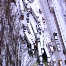 15 Truk Terlibat Kecelakaan Beruntun di Jalanan Penuh Salju AS