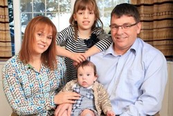 Tak Selalu Beda Menit, Kembar Bersaudara Ini Beda Usia 8 Tahun