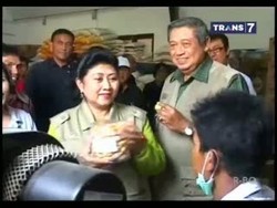 Menginap di Sinabung, Ibu Ani Beli Kue