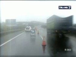 Jalan Amblas, Tol Cipularang Tersendat