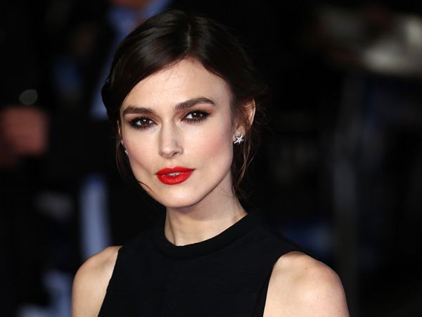 Keira Knightley Seksi Berbibir Merah