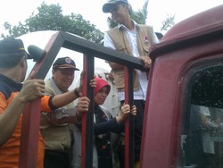 Terjebak Banjir, Ganjar Menumpang Truk Elpiji dan Kapolda Naik Motor