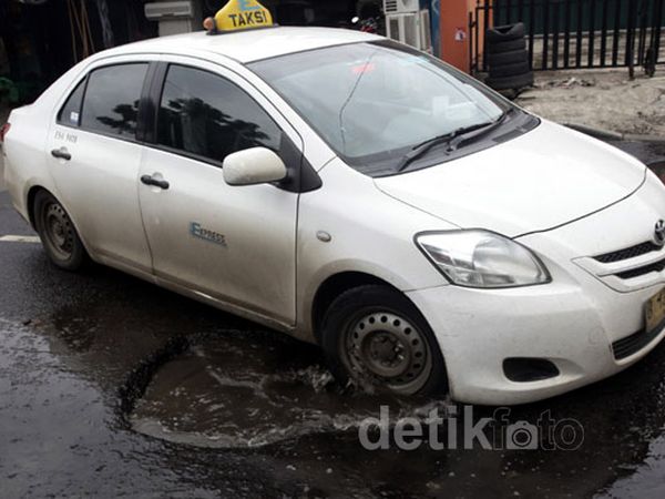 Awas! Musim Hujan Banyak Jalan Berlubang 