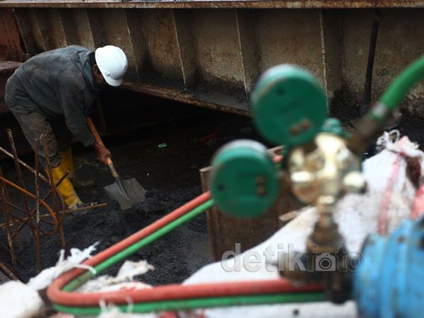 Pelebaran Pintu Air Karet