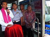 Jokowi Resmikan Bus APTB Cikarang-Kalideres