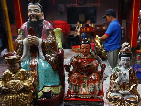 Bersih-bersih Klenteng Jelang Imlek