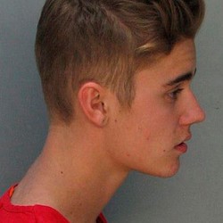 Justin Bieber Ngaku Hanya Konsumsi Obat-obatan yang Diberikan Ibunya