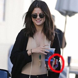 Selena Gomez Tertangkap Kamera Bawa Rokok Produk Indonesia