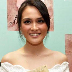 Shandy Aulia Luncurkan Buku Incomplete