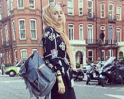 Hijab Style: Stylish dengan Sneaker Ala Safiyah, Hijabers Asal Inggris
