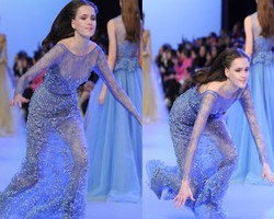 Ups.. Model Terjatuh di Fashion Show Elie Saab 