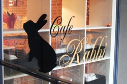 Pengunjung Bisa Mengelus Kelinci Sambil Minum Kopi di Kafe Kelinci Ini