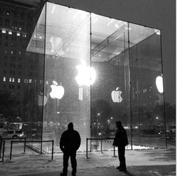 Badai Salju Terjang Kaca Apple Store Seharga Miliaran