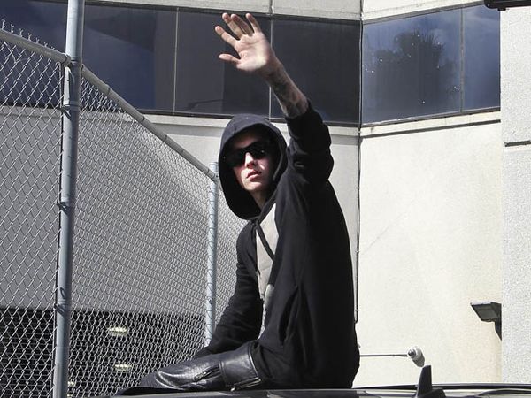 Tidak Ditahan, Justin Bieber Tersenyum