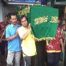 Isak Tangis Keluarga Iringi Pemakaman Jenazah Pilot Pesawat Jatuh di Tual