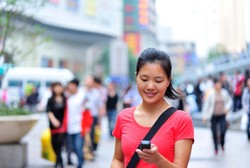 Awas! Kebiasaan SMS Sambil Berjalan Pengaruhi Postur Tubuh