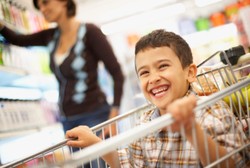 Ini Pentingnya Awasi Anak yang Bermain Kereta Belanja