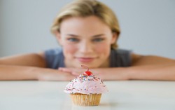 Sarapan Yogurt dan Minum Air Putih Cegah Keinginan Ngemil Makanan Manis