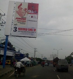 Caleg PDIP Pasang Baliho Bersama Jokowi Indonesia Bangkit