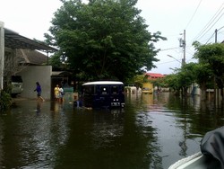 Banjir, Warga Perumahan Elite di Semarang Dievakuasi Pakai Perahu Karet