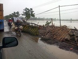 Bikin Pantura Macet, Ini Wujud Jalan di Subang yang Rusak Digerus Air
