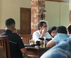 Pertemuan dengan Rano Diundur, Jokowi Mampir Rumah Makan