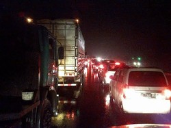 Ini Penampakan Kemacetan Parah di KM 51 Tol Cipularang Akibat Aspal Ambles