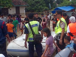 Tolong! Warga Korban Banjir Tebet Butuh Makanan dan Obat