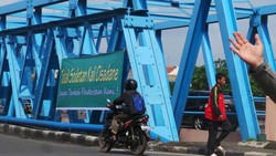 Masuk Kota Tangerang, Jokowi Disambut Spanduk Tolak Sodetan Cisadane