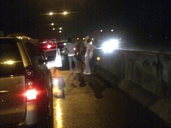 Kendaraan Parkir di Km 54 Tol Cikampek, Pengendara Turun Cari Angin