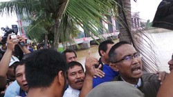 Blusukan ke Pintu Air Cisadane, Jokowi Disambut Demo Tolak Sodetan