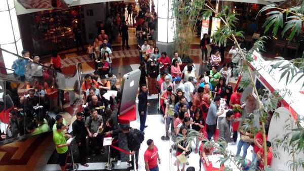 Warga Jakarta Antre Borong iPhone 5S