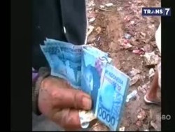 Horee! Korban Banjir Manado Temukan Uang Rp 6 Juta di Balik Sampah