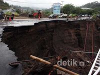 Jalan Ringroad Citraland Kota Manado Longsor
