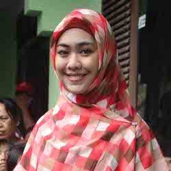 Ini Kesan Oki Setiana Dewi Pertama Kali Pegang Tangan Suami